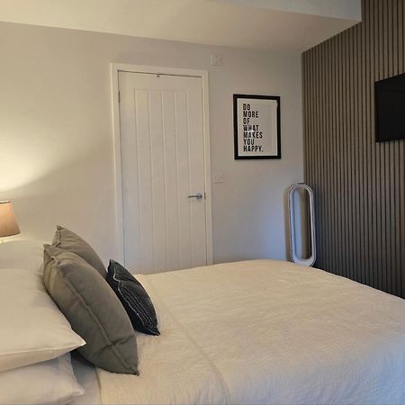 Stylish, Business Traveller Friendly Apartment, With Free Parking And Netflix Farnborough  Buitenkant foto