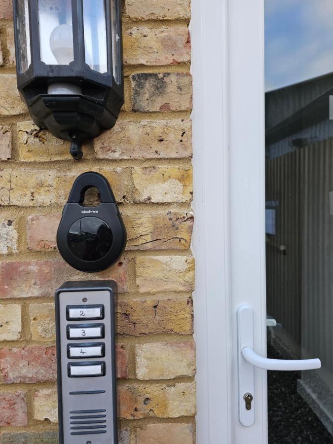 Stylish, Business Traveller Friendly Apartment, With Free Parking And Netflix Farnborough  Kamer foto