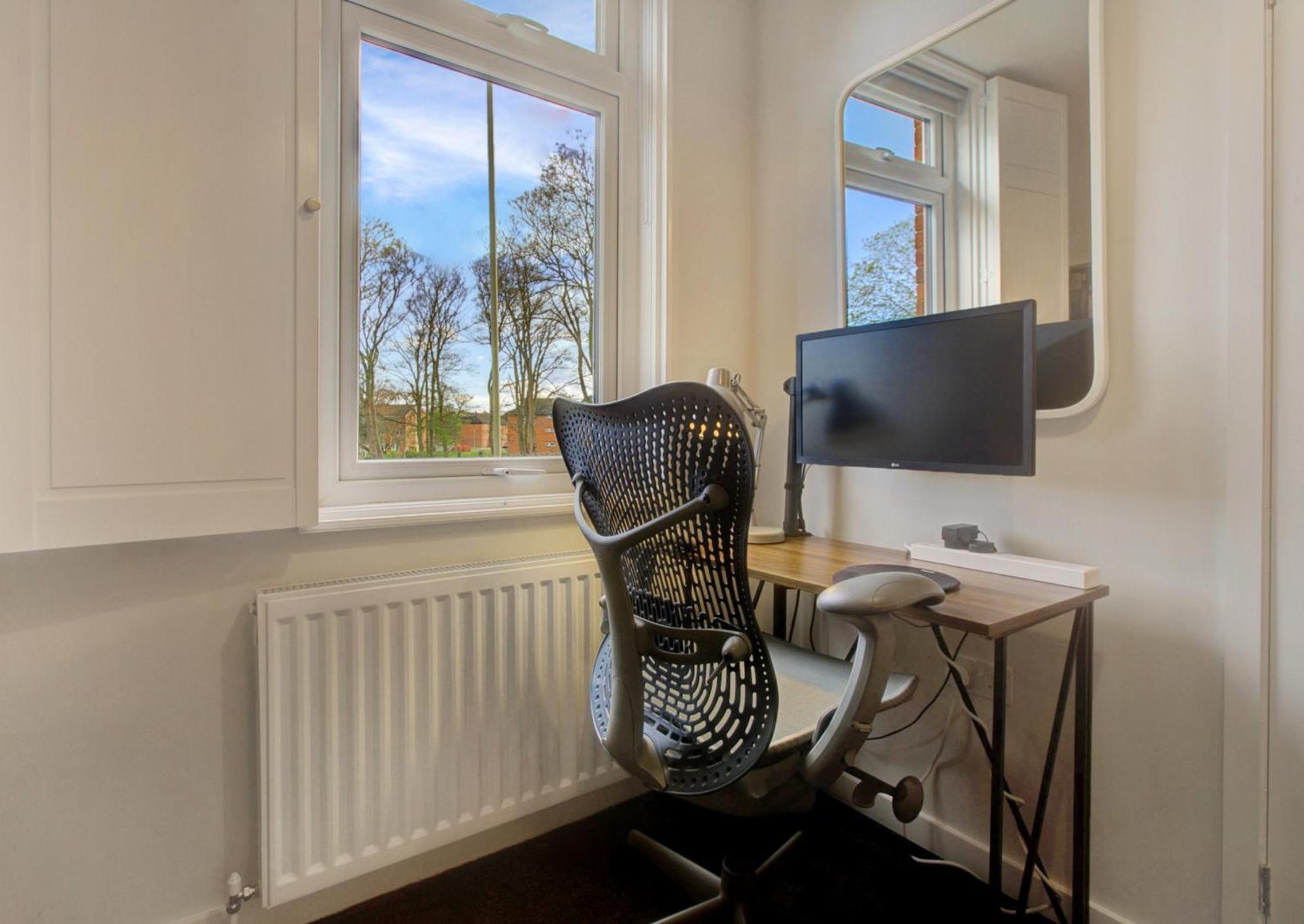 Stylish, Business Traveller Friendly Apartment, With Free Parking And Netflix Farnborough  Buitenkant foto