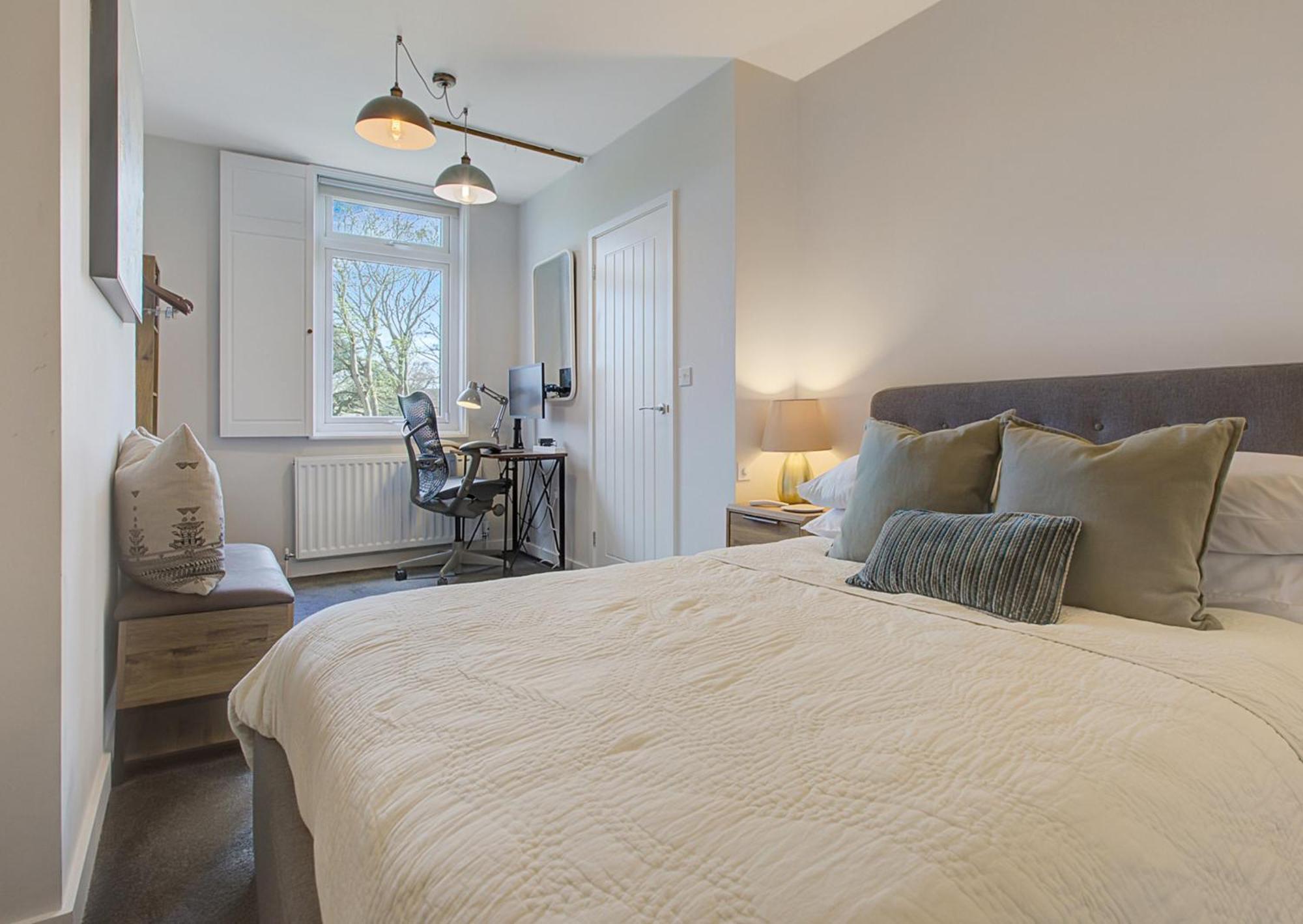 Stylish, Business Traveller Friendly Apartment, With Free Parking And Netflix Farnborough  Buitenkant foto