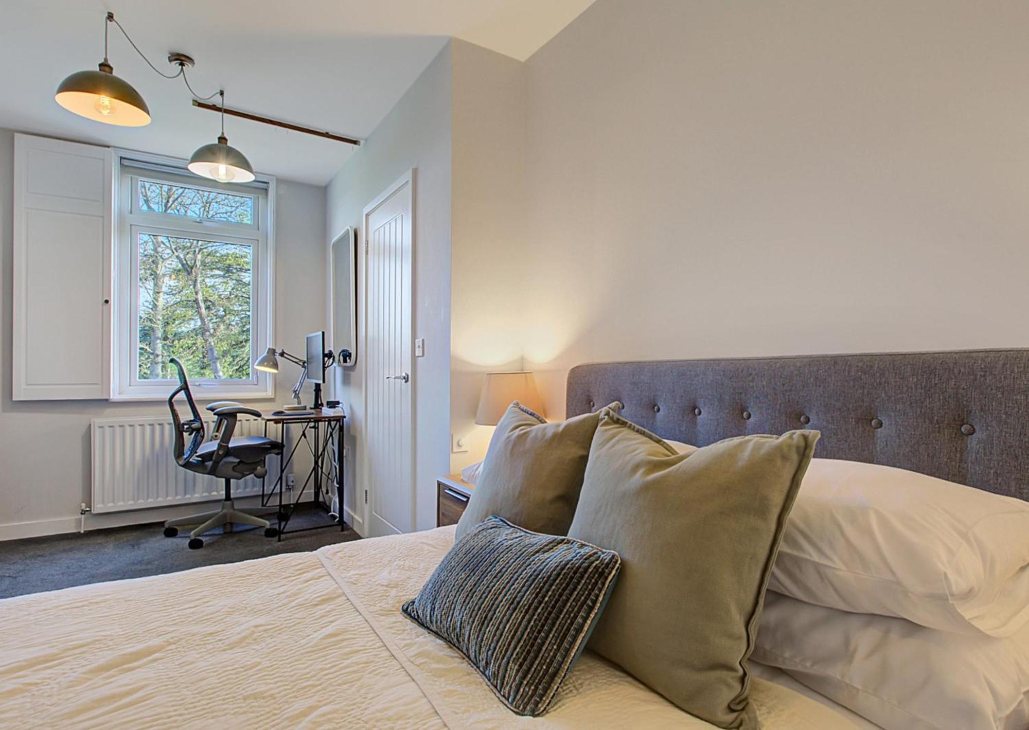 Stylish, Business Traveller Friendly Apartment, With Free Parking And Netflix Farnborough  Buitenkant foto